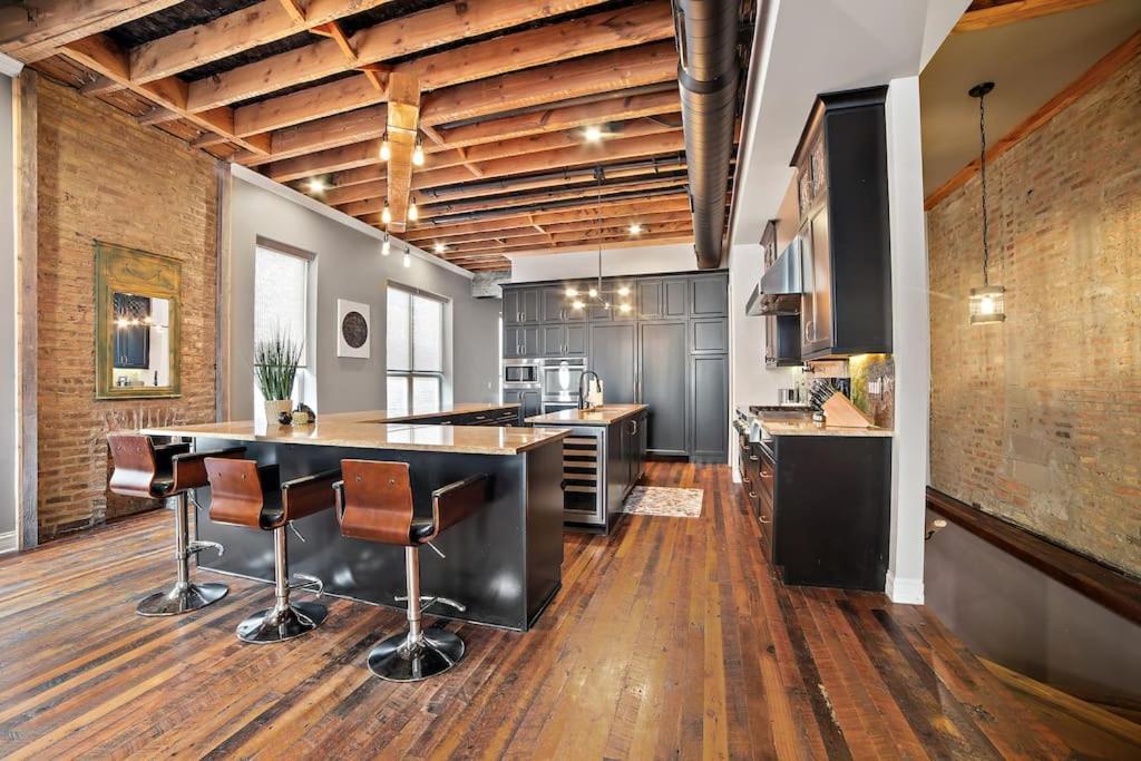 Вилла Chicago Mid-Century Gem Steps From United Center Экстерьер фото