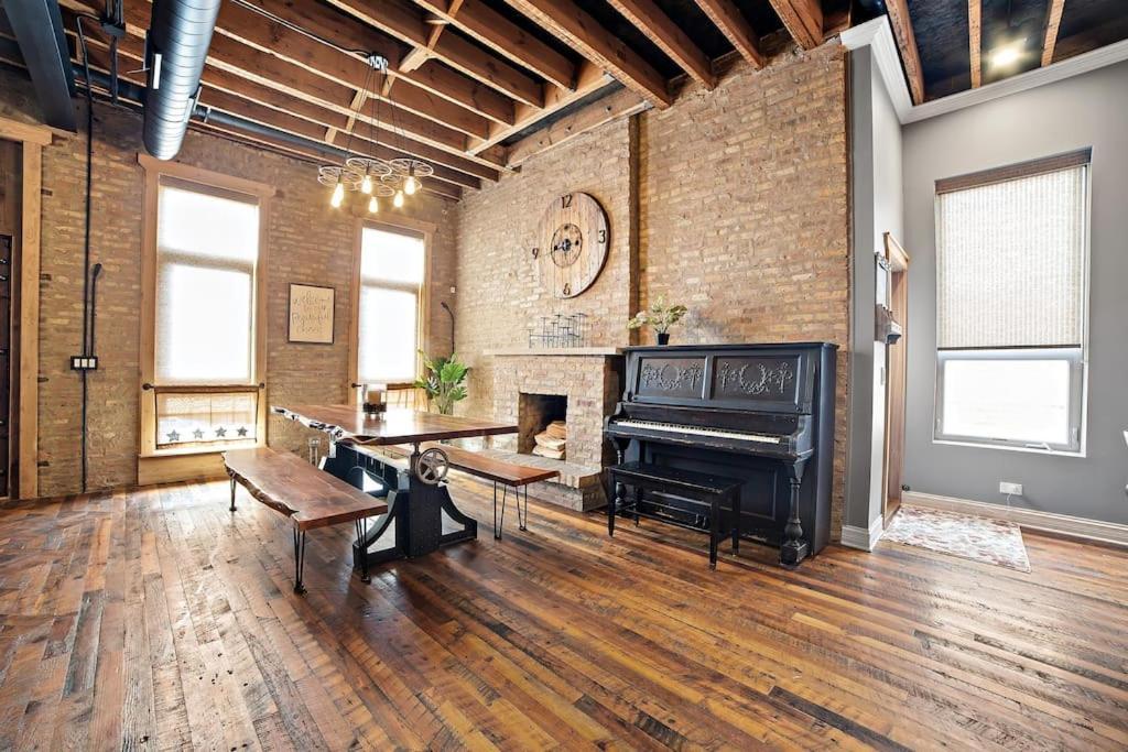 Вилла Chicago Mid-Century Gem Steps From United Center Экстерьер фото