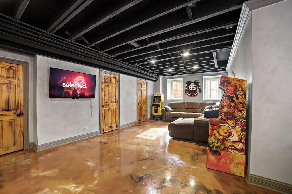Вилла Chicago Mid-Century Gem Steps From United Center Экстерьер фото