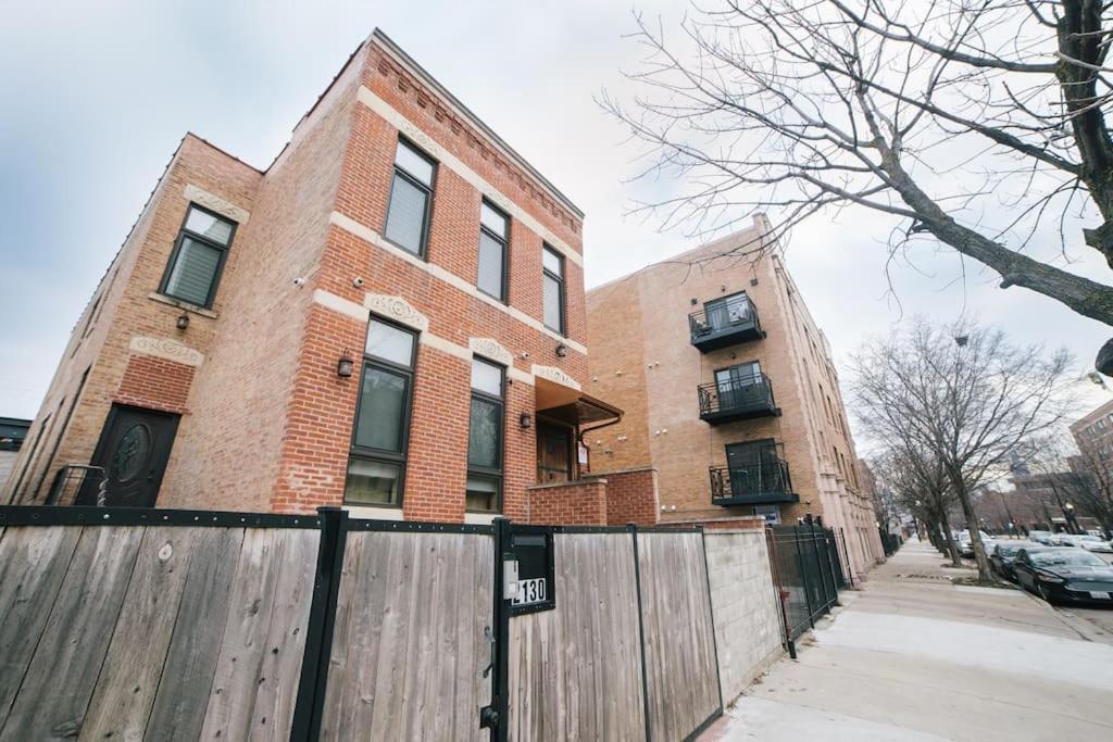 Вилла Chicago Mid-Century Gem Steps From United Center Экстерьер фото
