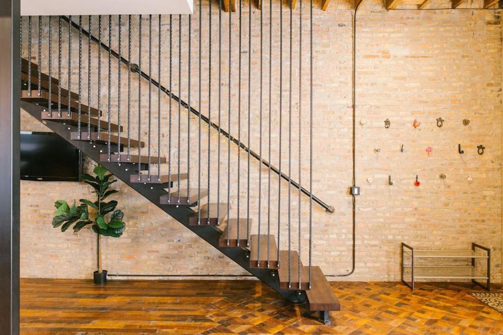 Вилла Chicago Mid-Century Gem Steps From United Center Экстерьер фото